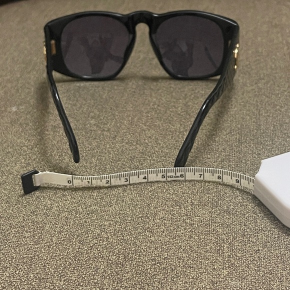 CHANEL Quilted black sunglasses - Picture 3 of 8